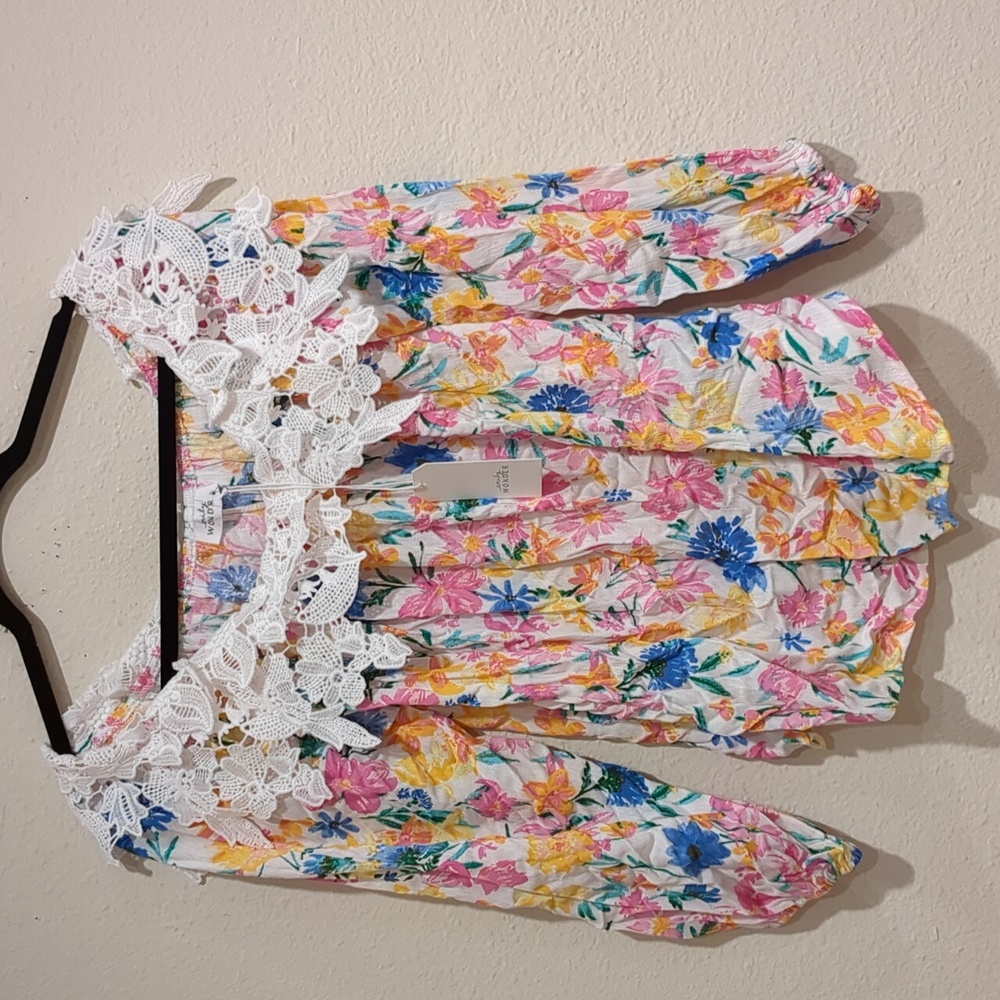 Emily Wonder Floral Blouse With Lace Trim Size Medium NWT